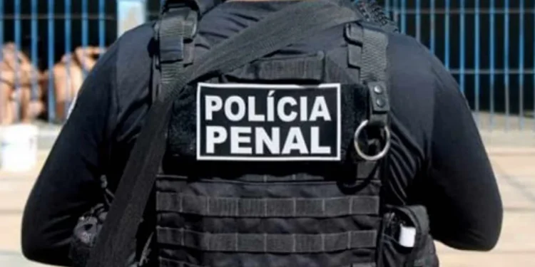 Policial penal é preso por suspeita de facilitar entrada de celular em unidade prisional em MT