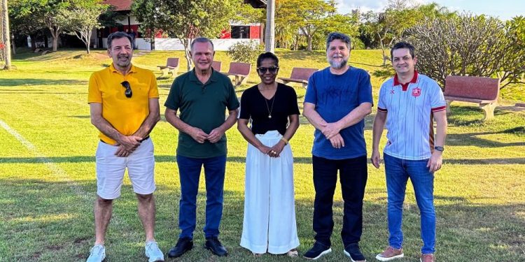 Ministro do TST, desembargadora do TRT e senador Wellington Fagundes visitam União e conhecem projetos sociais do clube