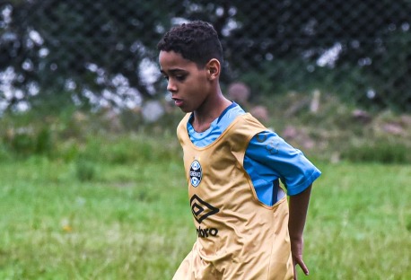 Talento de Rondonópolis brilha no Grêmio e marca dois gols em estreia como titular