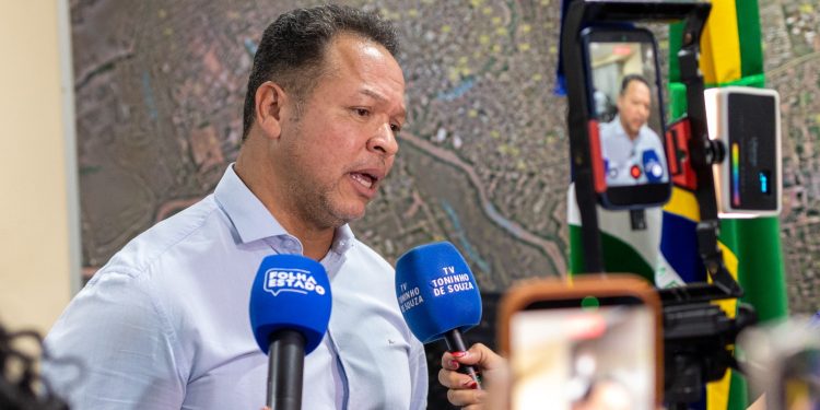 “Tem vereador da base jogando contra”, dispara Cláudio Ferreira ao criticar apoio a candidato de fora