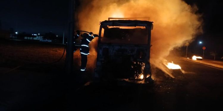 Corpo de Bombeiros extingue incêndio em carretas em MT