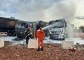 Corpo de Bombeiros combate incêndio em três carretas estacionadas em posto de combustível