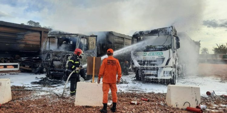 Corpo de Bombeiros combate incêndio em três carretas estacionadas em posto de combustível
