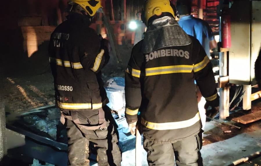 Equipe do 4º BBM utilizou cerca de 2,5 mil litros de água para extinguir as chamas